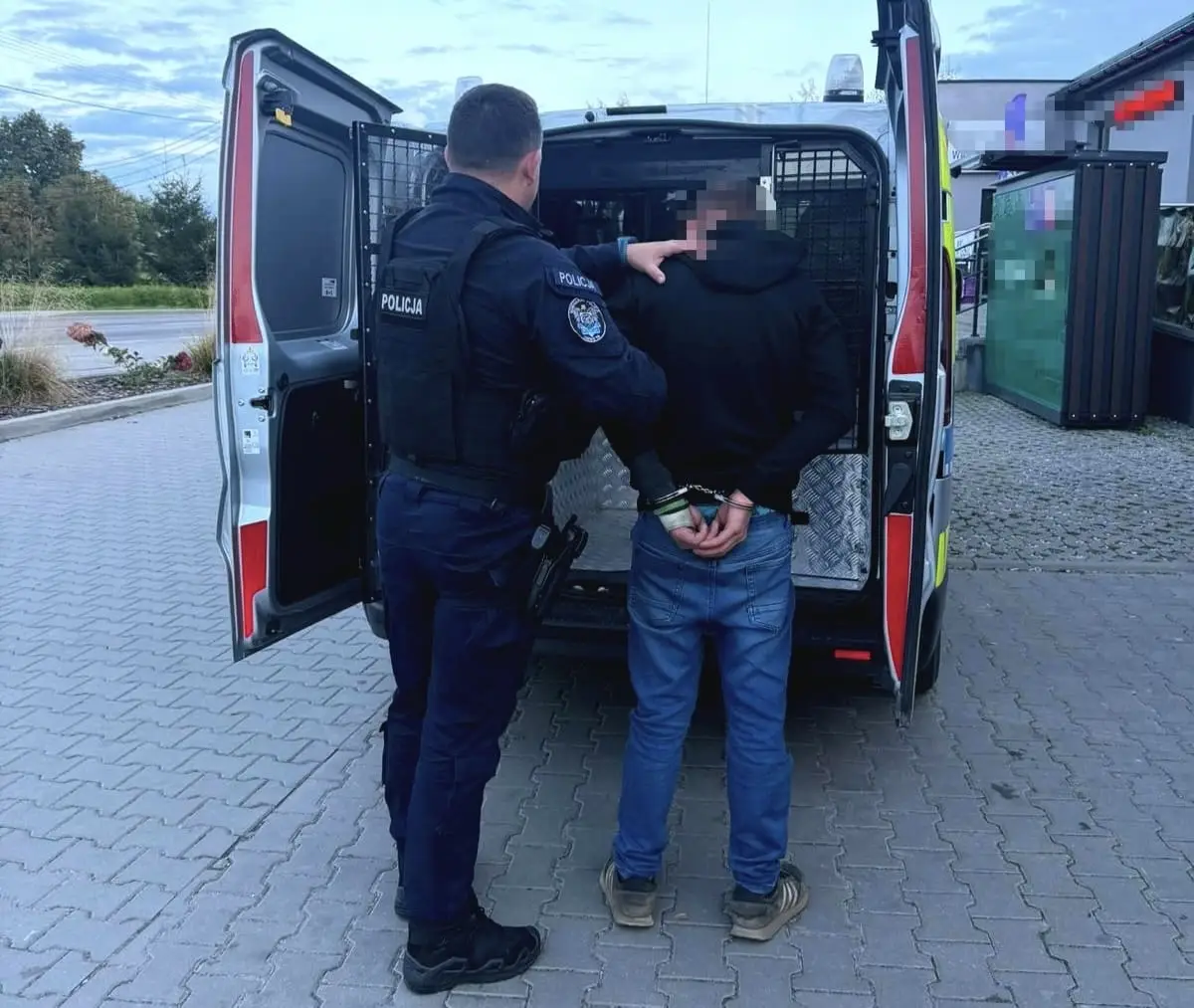 Poszukiwany 32-latek zatrzymany w sklepie przez dzielnicowego