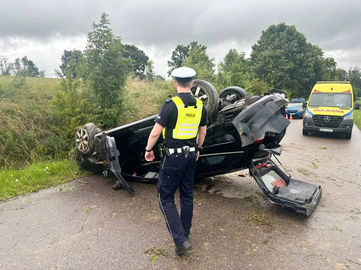 Dachowanie na drodze powiatowej – dwie osoby hospitalized