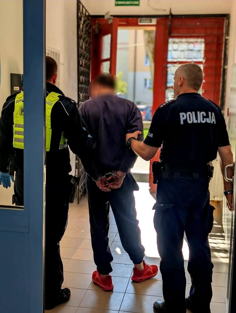 Brak zapiętych pasów przyczyną kontroli policyjnej - mężczyzna okazał się poszukiwany