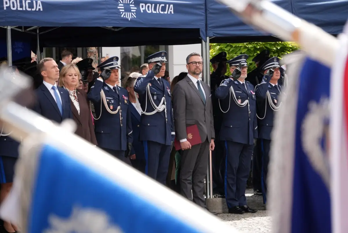 Obchody Święta Policji w Warmińsko-Mazurskim i nadanie sztandaru w Piszu