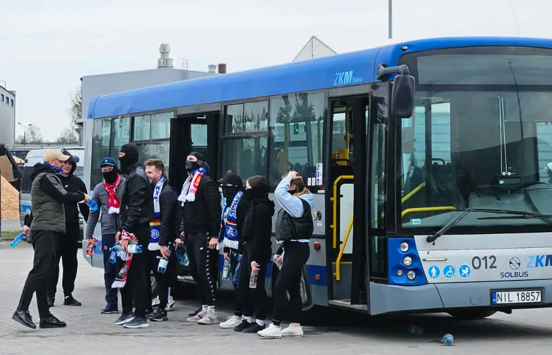Policyjne ćwiczenia 'Autobus Specjalny' w rejonie iławskiego Zakładu Komunikacji Miejskiej